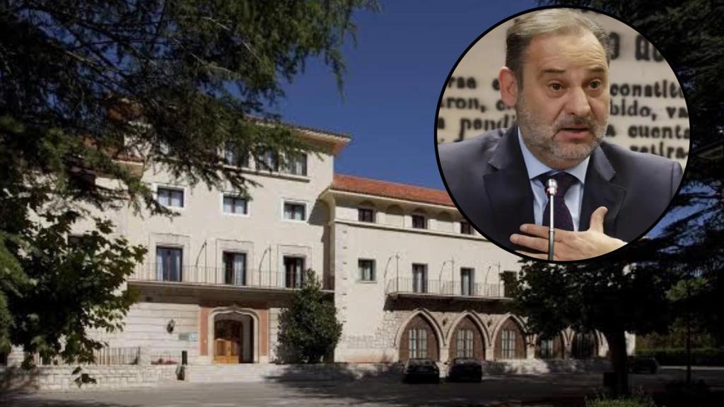 José Luis Ábalos, con el Parador de Teruel de fondo.