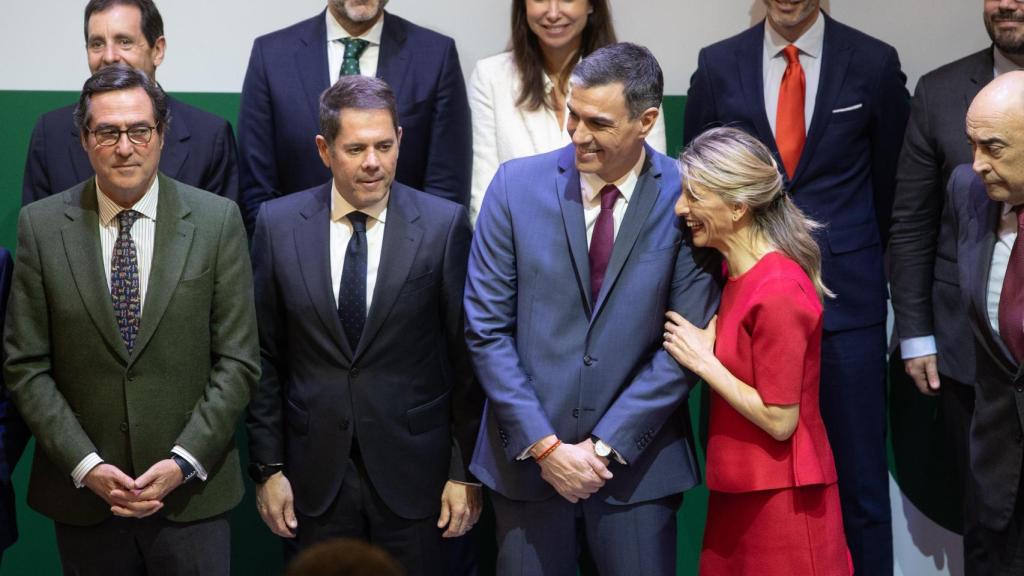 (I-D) El presidente de la CEOE, Antonio Garamendi; el presidente de Cepyme, Gerardo Cuerva; el presidente del Gobierno, Pedro Sánchez y la vicepresidenta segunda y ministra de Trabajo, Yolanda Díaz, durante la clausura del acto de entrega de los 'XI Premios Cepyme 2024', a 5 de marzo de 2025, en Madrid (España).
