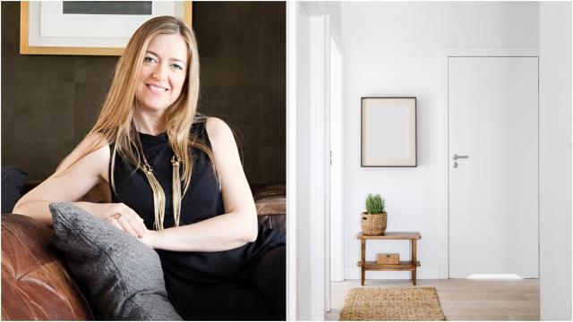 Montserrat Beltrán, arquitecta, junto a una planta en la entrada de una vivienda.