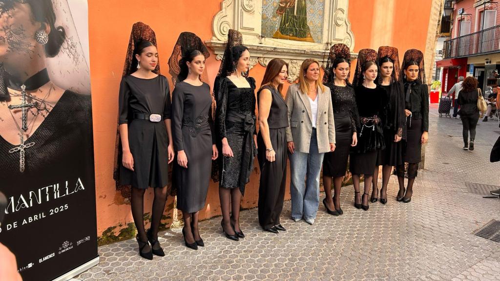 Las mantillas junto a Raquel Revuel, CEO de Doble Erre, y Angie Moreno, delegada de Cultura y Deporte de Sevilla.