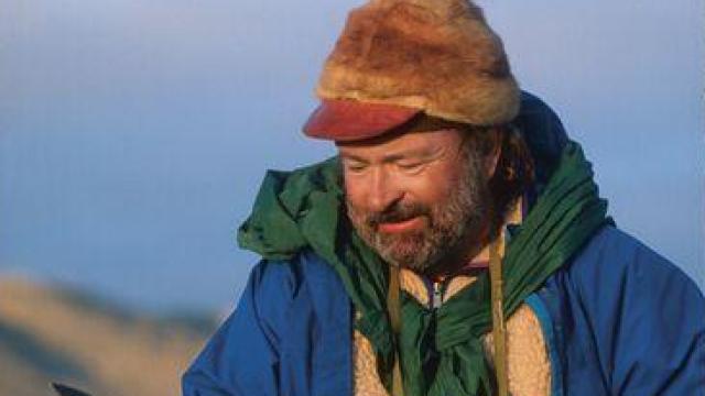 Douglas Peacock autor de 'Proscrito y Salvaje' (Errata Naturae, 2025).