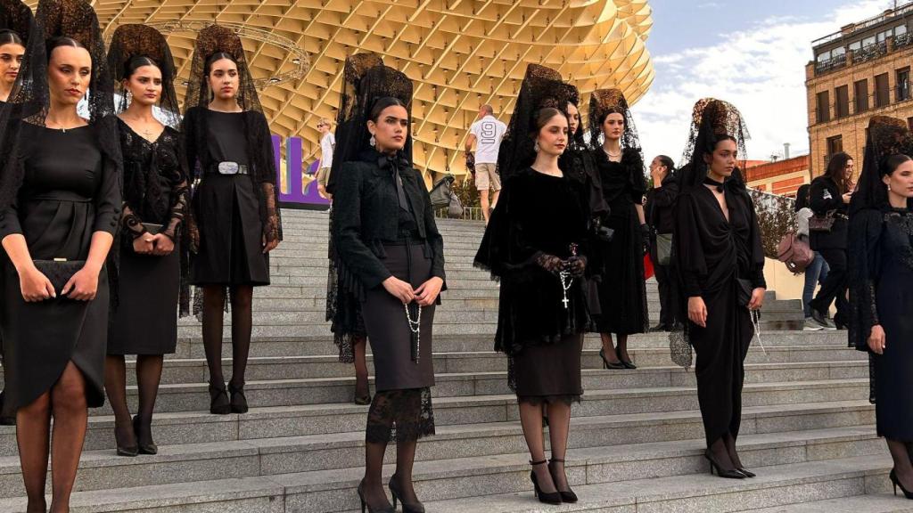 El grupo de mantillas en Las Setas de Sevilla.