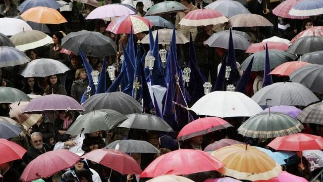 LLuvia durante la procesión del Santo Encuentro en la Semana Santa de Ferrol