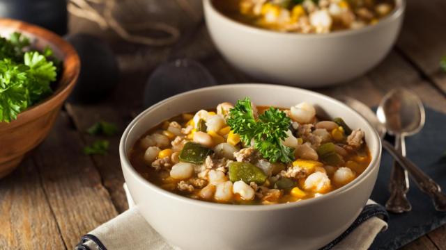 Una sencilla receta con alubias de bote (Imagen de archivo)