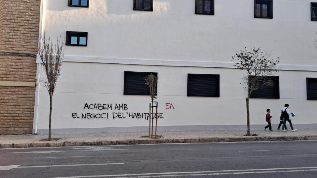 La fachada de un edificio en Alicante con una pintada del 5A