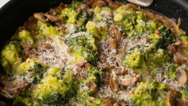 Carbonara de brócoli con champiñones y jamón curado.