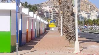 Las casetas de los comerciantes en su nueva ubicación: La Lonja del puerto de Alicante.