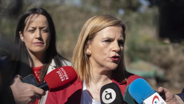 Pilar Bernabé en una atención a medios en una visita a la localidad de Catarroja. Jorge Gil / EP