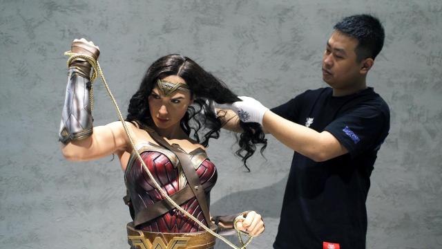 Un trabajador limpia el polvo de una figura a tamaño natural de Wonder Woman en el Museo Sichuan, en Chengfu, en 2020: Foto:  Wanglei / SIPA Asia via ZUMA Wire / DPA