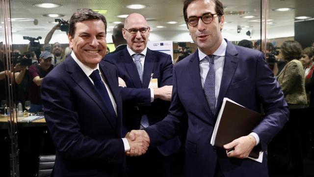 El consejero de Economía y Hacienda, Carlos Fernández Carriedo, saluda al ministro de Economía, Carlos Cuerpo, al comienzo de la reunión del Consejo Interterritorial de Internacionalizacion para analizar el plan de respuesta frente a la aplicación de aranceles por parte de Estados Unidos.