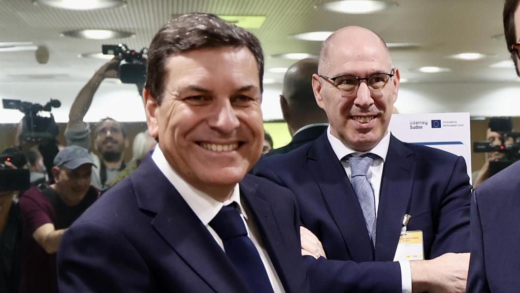 El consejero de Economía y Hacienda, Carlos Fernández Carriedo, saluda al ministro de Economía, Carlos Cuerpo, al comienzo de la reunión del Consejo Interterritorial de Internacionalizacion para analizar el plan de respuesta frente a la aplicación de aranceles por parte de Estados Unidos.