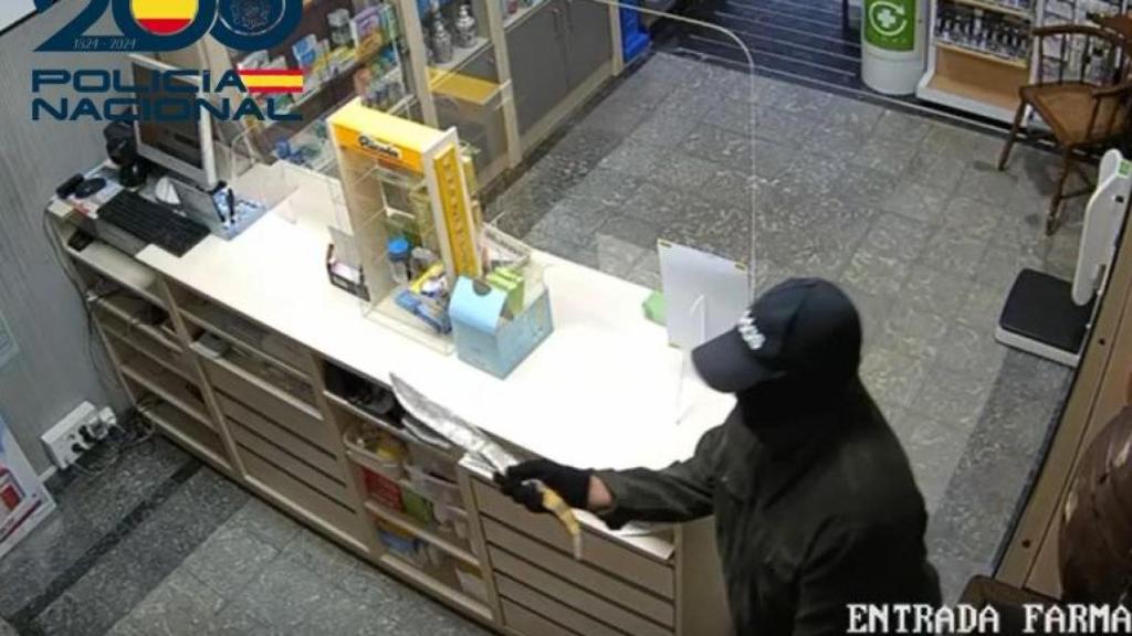 El hombre durante un robo en una farmacia de Miranda de Ebro