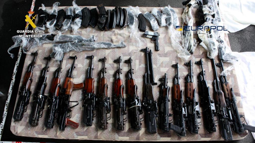 Arsenal incautado por los investigadores.