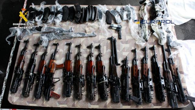 Arsenal incautado por los investigadores.