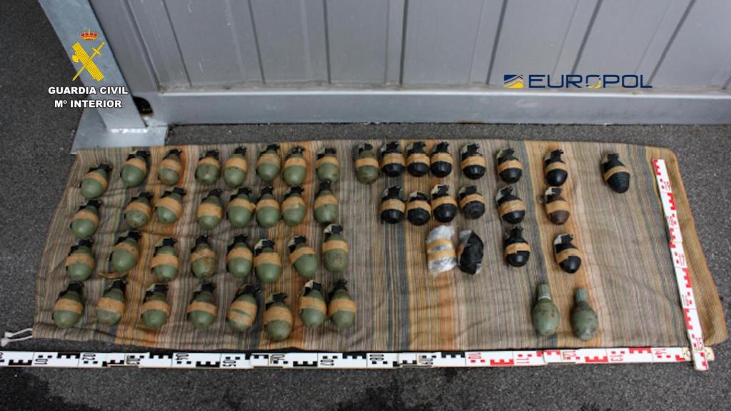 El arsenal de granadas intervenido.