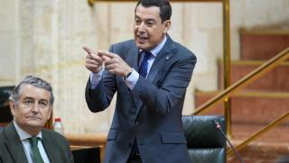 Juanma Moreno, durante la sesión de control al Gobierno andaluz en el Parlamento.