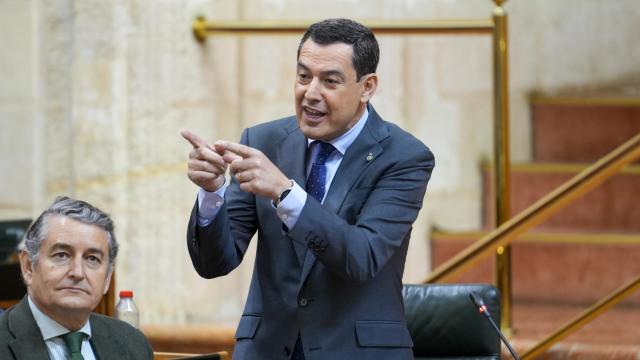 Juanma Moreno, durante la sesión de control al Gobierno andaluz en el Parlamento.