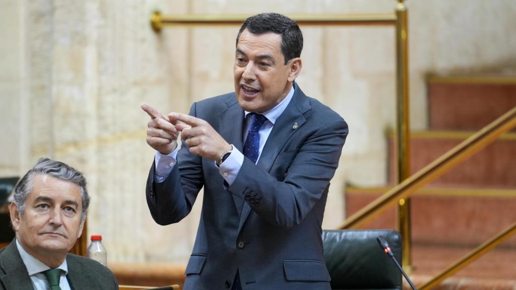 Juanma Moreno, durante la sesión de control al Gobierno andaluz en el Parlamento.