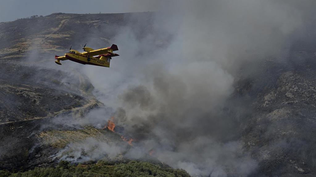 Imagen de archivo de un hidroavión realiza labores de extinción en la Serra do Leboreiro