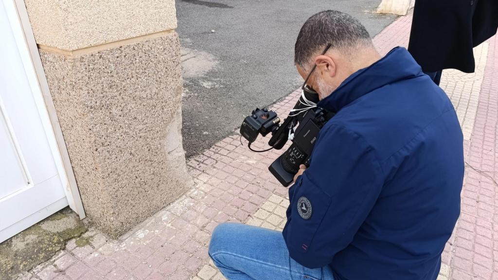 Un cámara, este jueves, grabando el lugar donde terminó Francisco Javier tras ser atropellado.