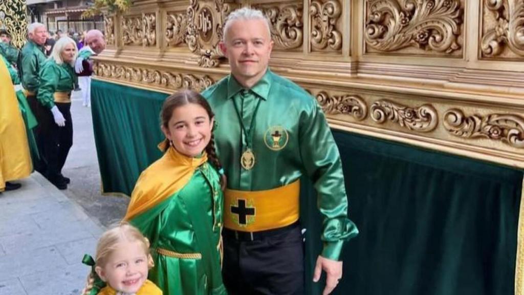 Adam Richard, junto a sus dos hijas en la Semana Santa de Torrevieja.
