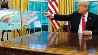 El presidente Donald Trump señala mapas del impacto del huracán Michael de 2018 para negar el cambio climático.