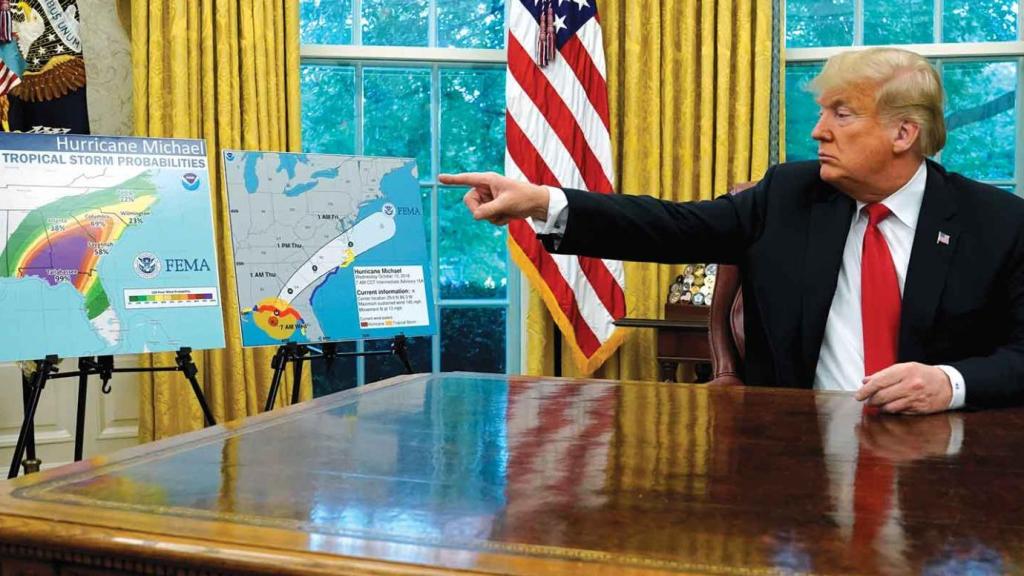 El presidente Donald Trump señala mapas del impacto del huracán Michael de 2018 para negar el cambio climático.