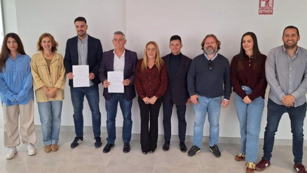 Ediles de Compromiso Manilva y Con Andalucía Izquierda Unida Manilva tras registrar una moción de censura contra el alcalde del PP.