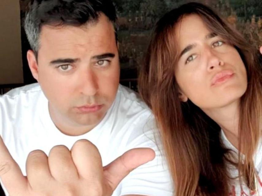 El exmarido posa en una imagen en sus redes sociales.