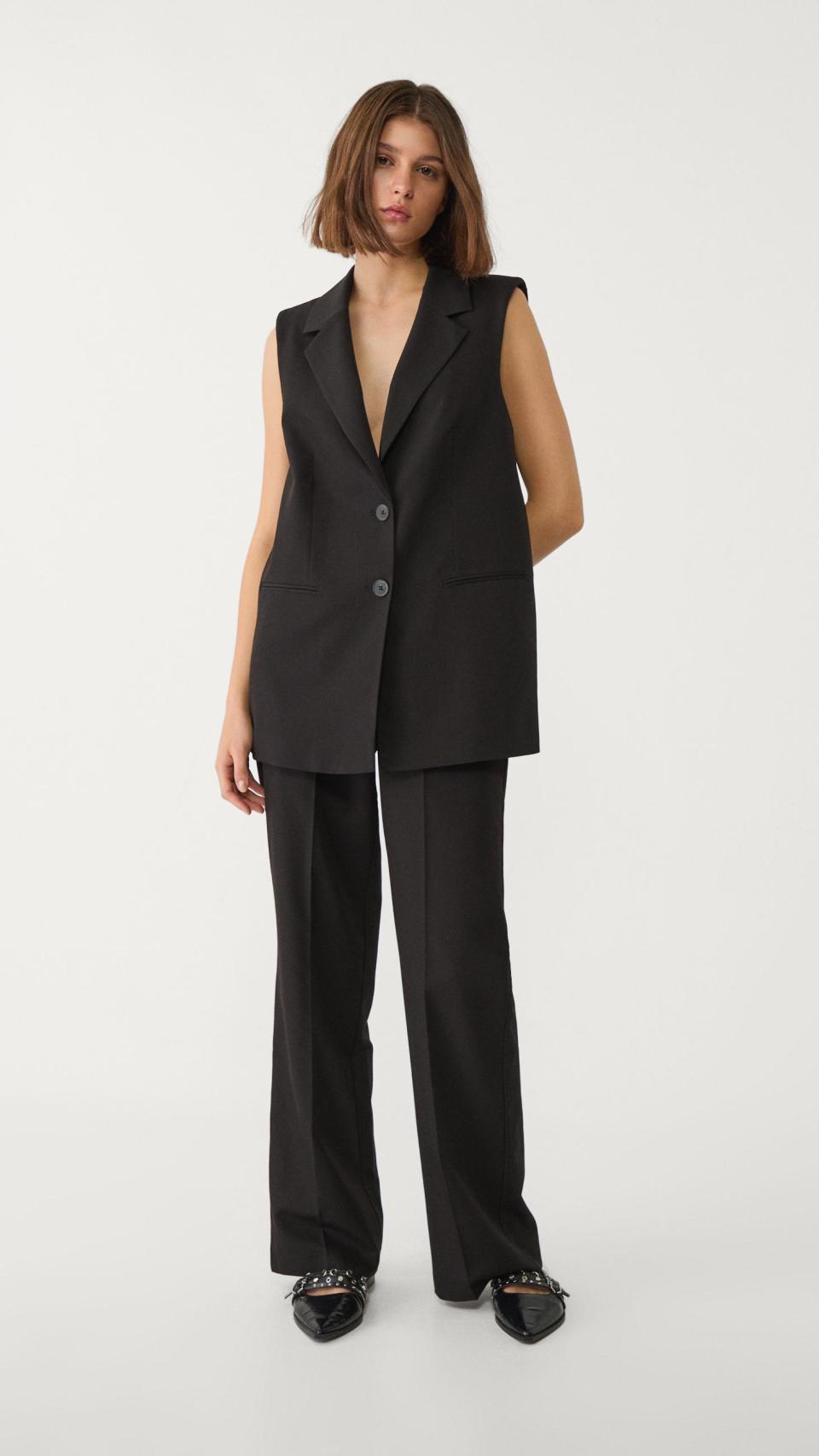 Chaleco de cuello solapa, de Stradivarius.