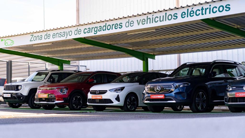 Vehículos eléctricos cargando.
