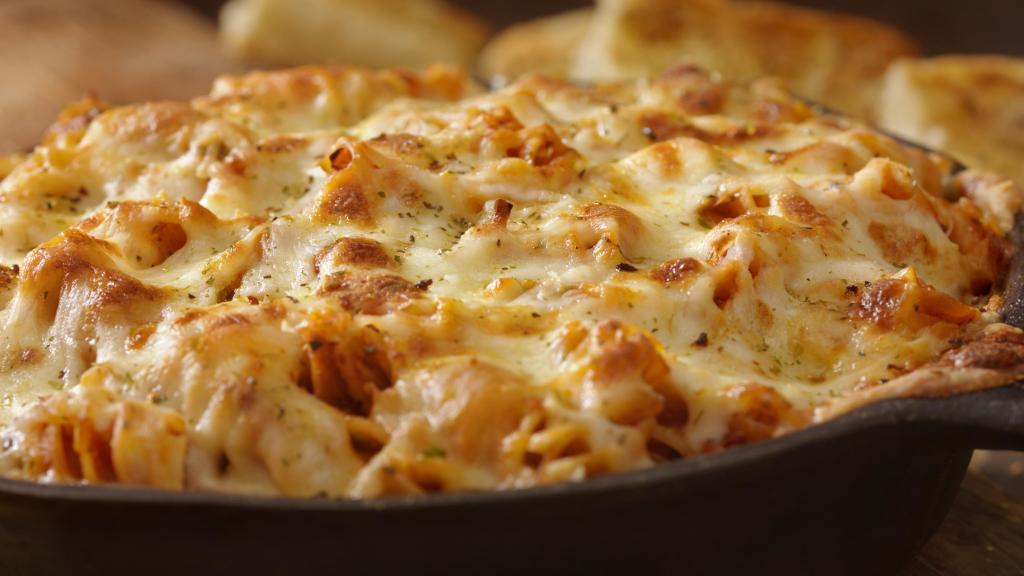 Una sartén con macarrones.