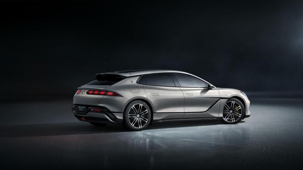 Vista tres cuartos trasera del Denza Z9GT