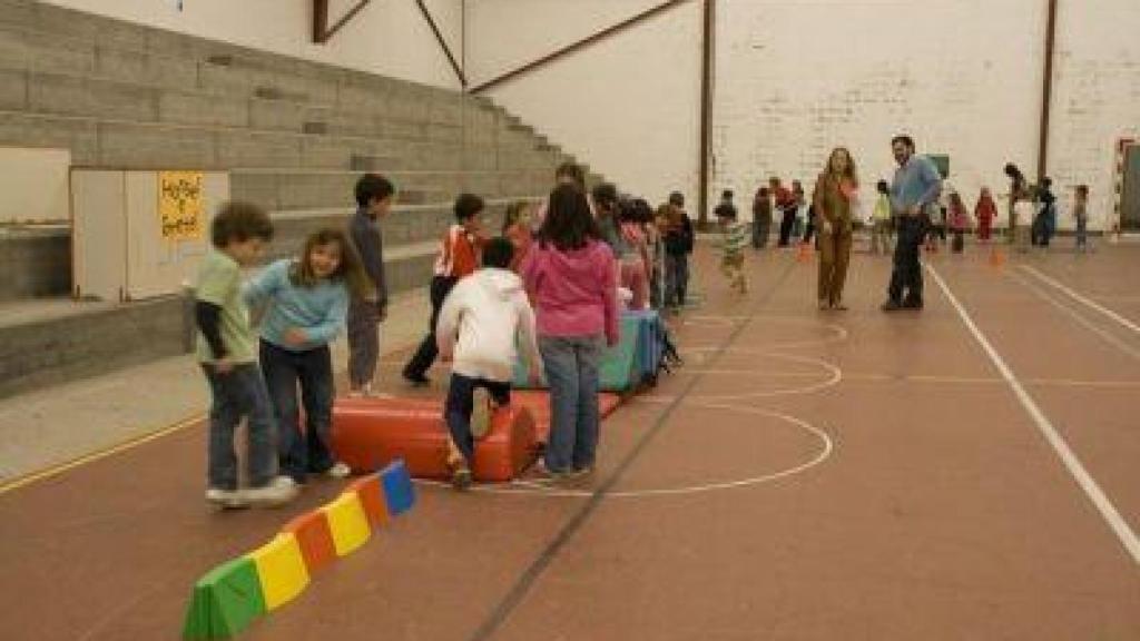 Actividad deportiva en el CRA de Bergondo.