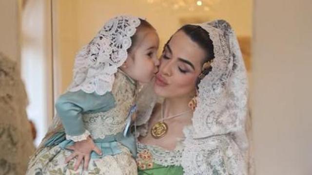 Violeta Mangriñán y su hija Gala vestidas de valencianas. Instagram