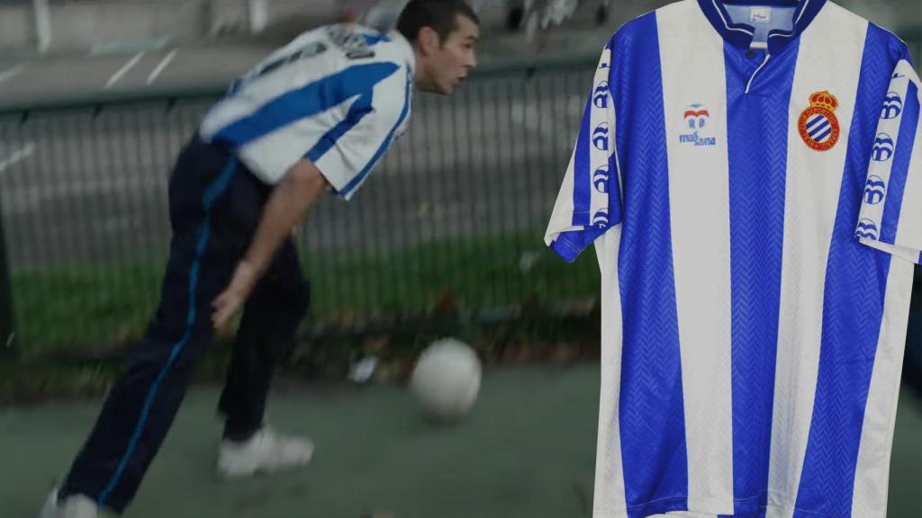 Mario Casas, en 'Muy lejos' junto a la camiseta del RCD Espanyol 92/93