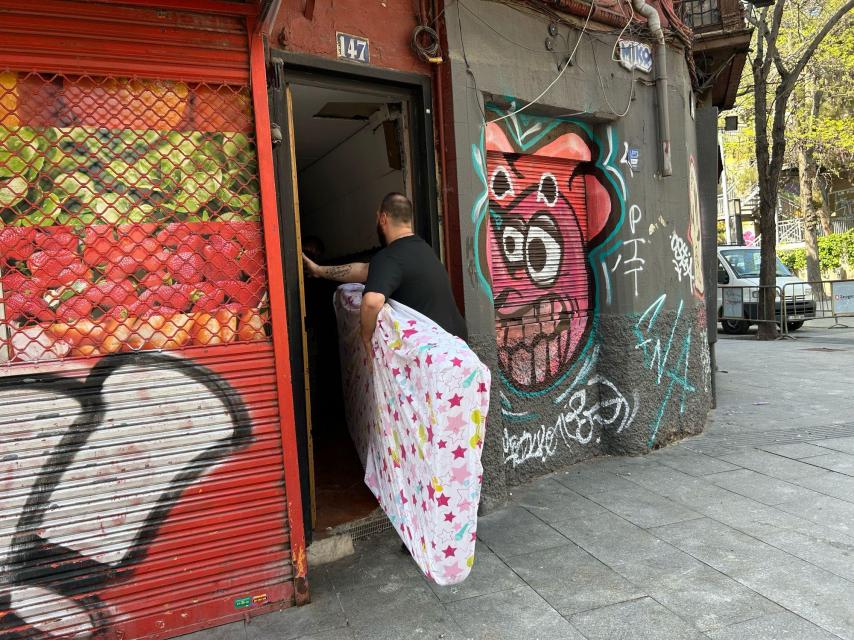 Uno de los afectados, volviendo a su domicilio en la calle del Coso (Zaragoza).
