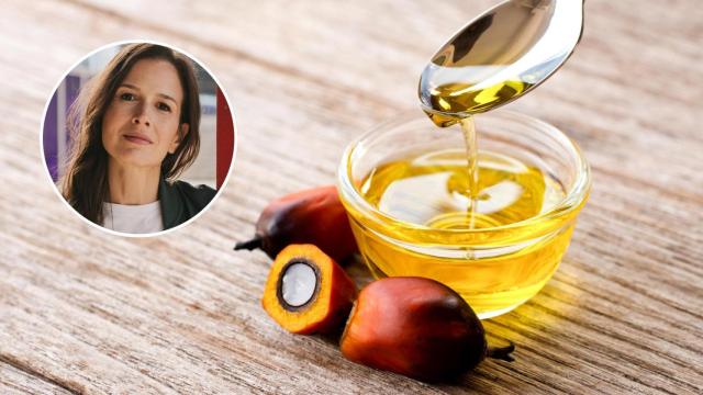 Un tazón de vidrio con aceite de palma y fruta de palma fresca.