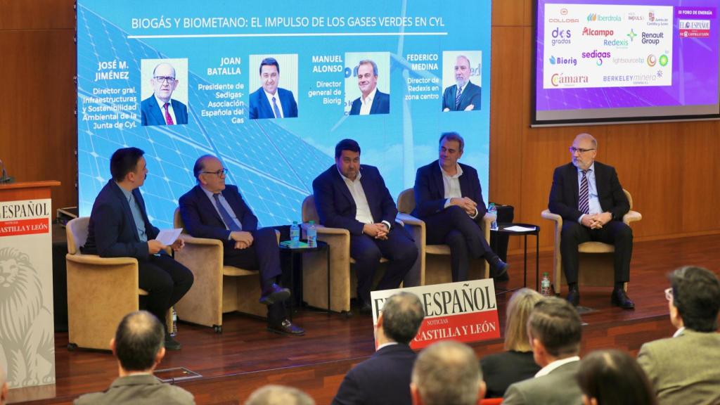 El director general de Infraestructuras y Sostenibilidad Ambiental de la Junta de Castilla y León, José Manuel Jiménez, el presidente de Sedigas-Asociación Española del Gas, Joan Batalla, el director general de Biorig, Manuel Alonso,  y el director de Redexis en zona centro, Federico Medina