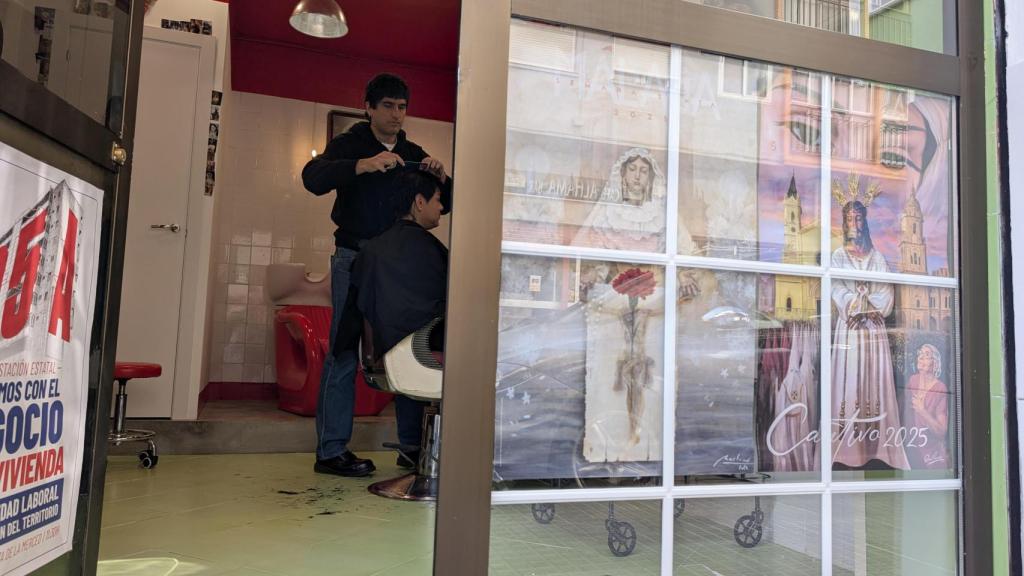 La Dani pelando a un cliente.