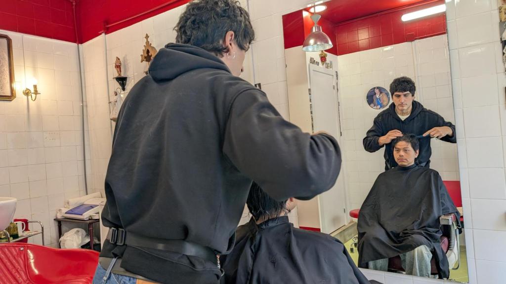 La Dani trabajando en un corte de pelo.
