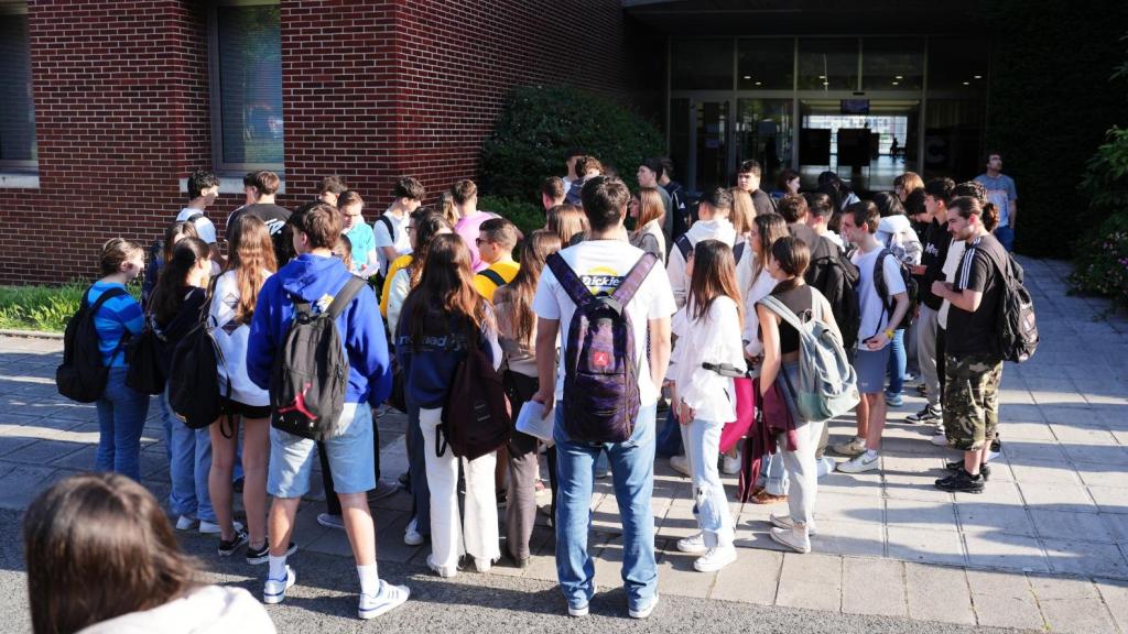 Varios alumnos a las puertas de una facultad.