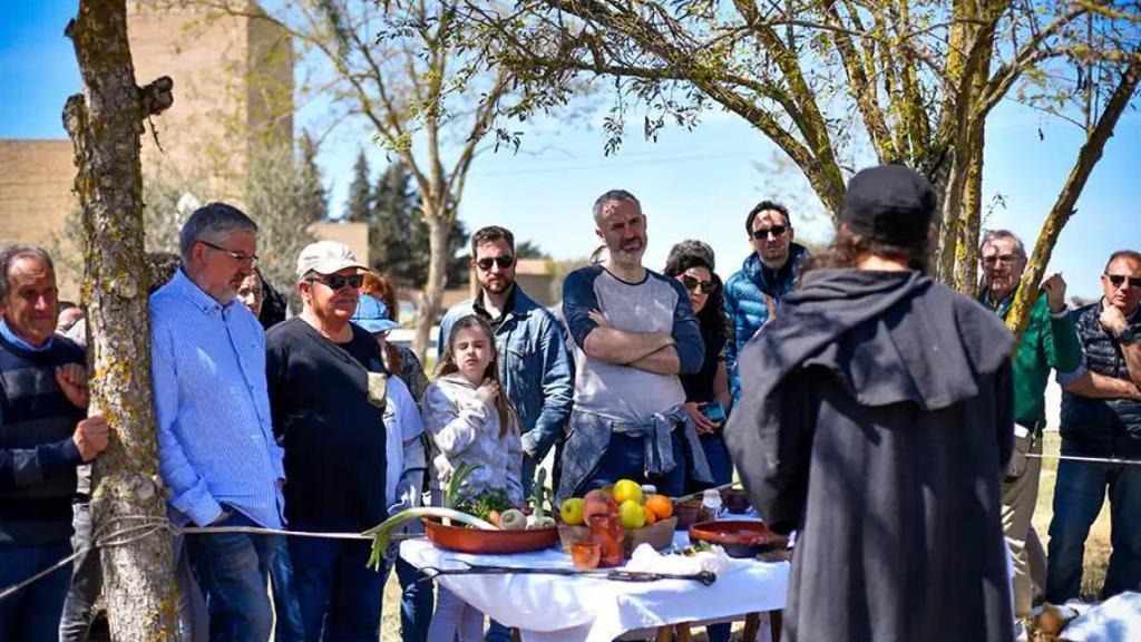 Visitantes en la recreación histórica del castillo.