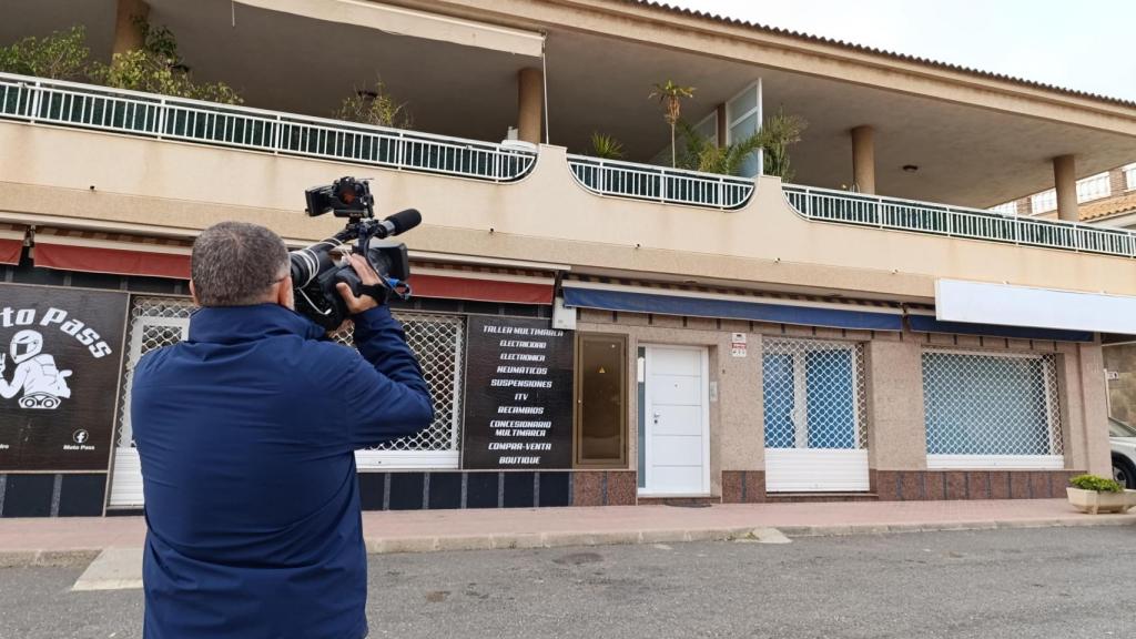 Un cámara, este jueves, grabando la vivienda donde Francisco Javier vivía junto a su pareja sentimental, Zorah.