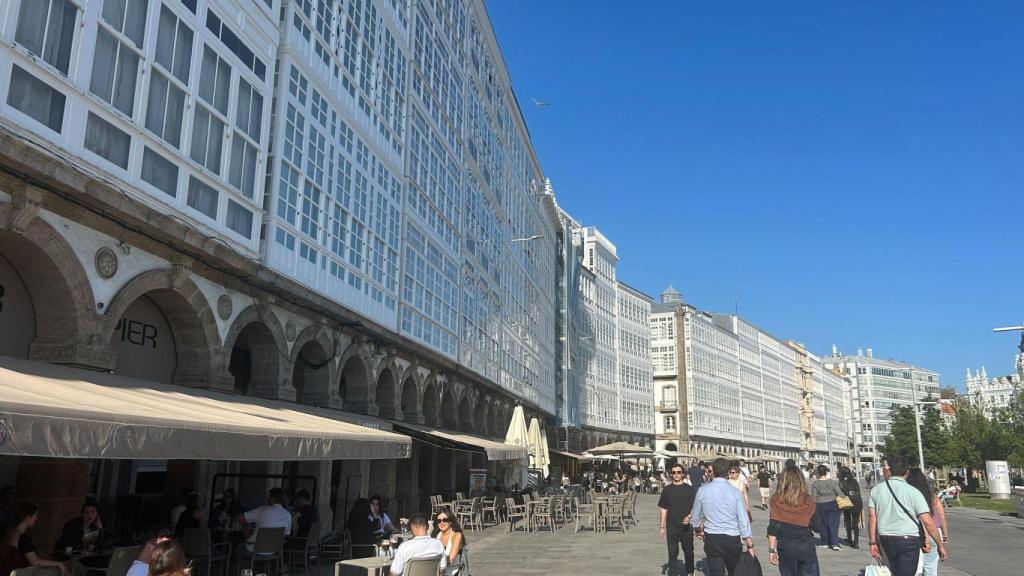 La zona de la Marina acogió a muchas personas que quisieron disfrutar del sol.