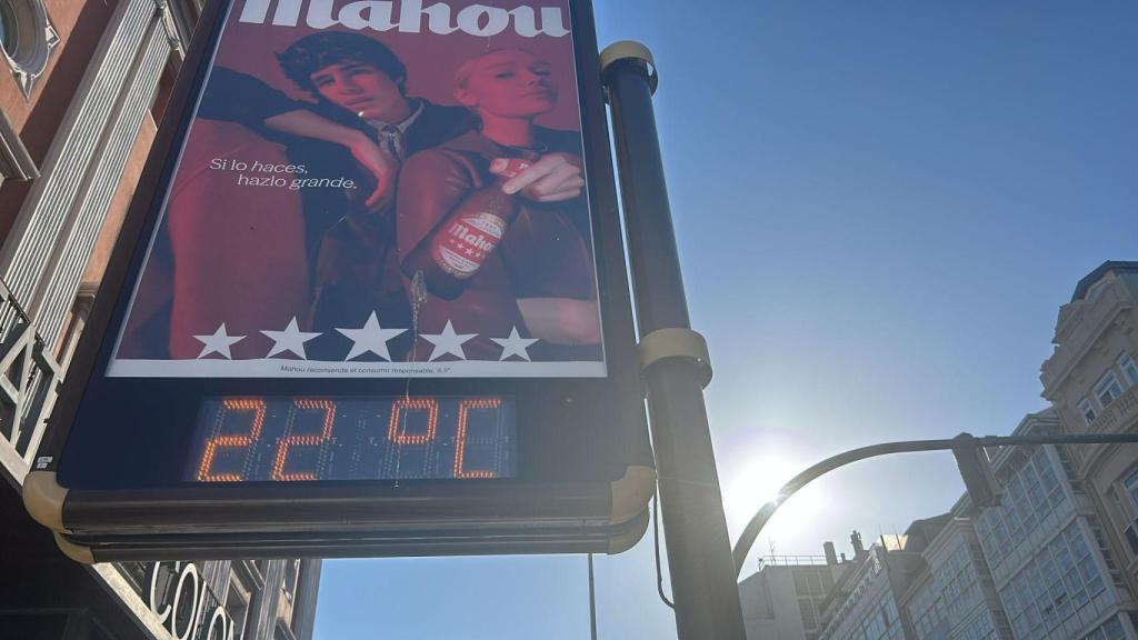 El termómetro situado a lado del teatro Colón, a las 18:40.