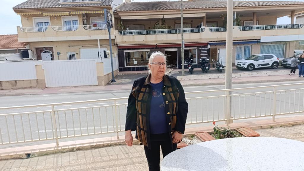 María,  vecina, frente al lugar en el que Francisco Javier fue atropellado.