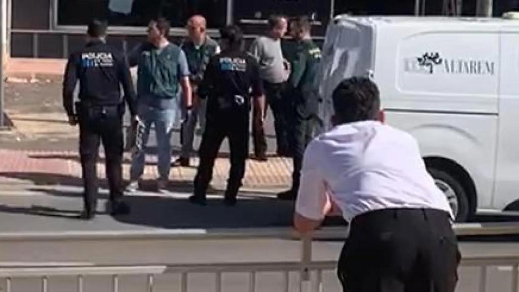 Agentes transportan el cuerpo del difunto Francisco, este miércoles, junto a la zona donde ha sido atropellado por su pareja en San Pedro del Pinatar.