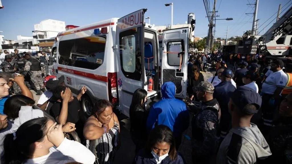 Una ambulancia espera para trasladar a los heridos de la discoteca Jet Set este martes, en Santo Domingo (República Dominicana).