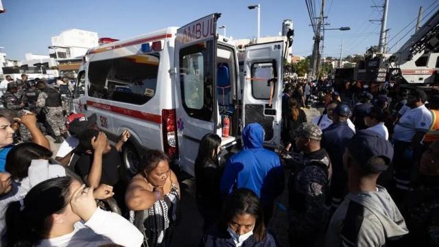 Una ambulancia espera para trasladar a los heridos de la discoteca Jet Set este martes, en Santo Domingo (República Dominicana).